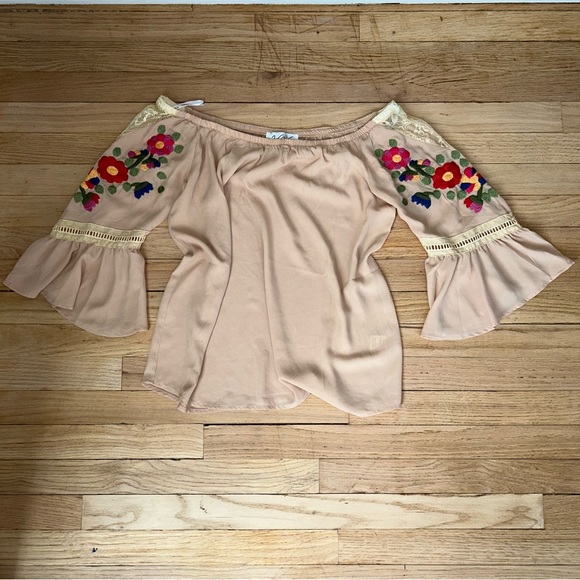Vava by Joy Han Tops - VaVa by Joy Han floral off the shoulder beige lace blouse top size xs‎